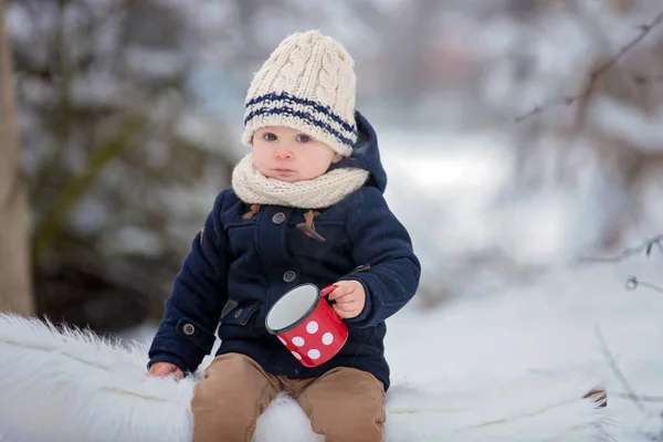 Słodkie Rodzeństwo Dzieci Urządzające Zimowe Przyjęcie Śnieżnym Lesie Przyjaciele Dzieci — Zdjęcie stockowe