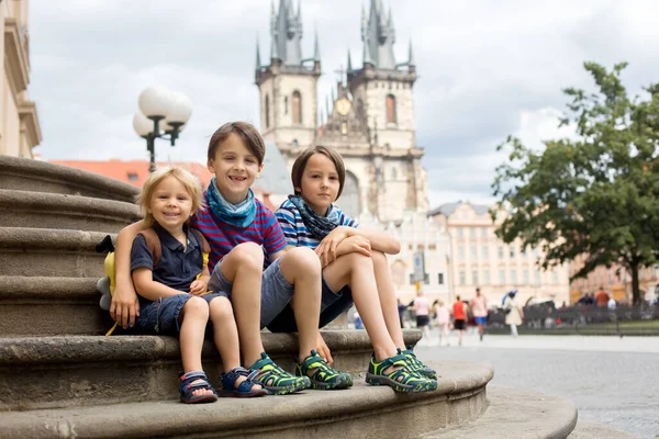 Criança Bonita Menino Visitando Praga Após Quarentena Covid Ruas Vazias — Fotografia de Stock