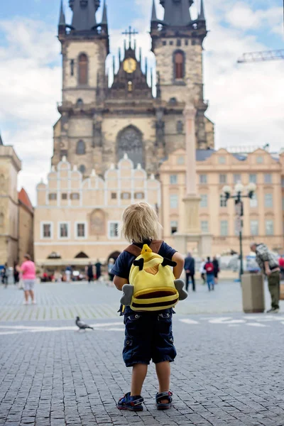 Niedliches Kind Junge Besuch Prag Nach Der Quarantäne Covid Leere — Stockfoto