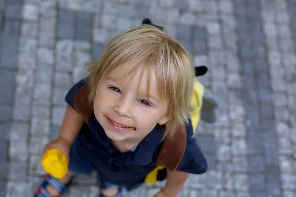 Schattig Kind Jongen Praag Bezoeken Quarantaine Covid Ijs Eten Lege — Stockfoto