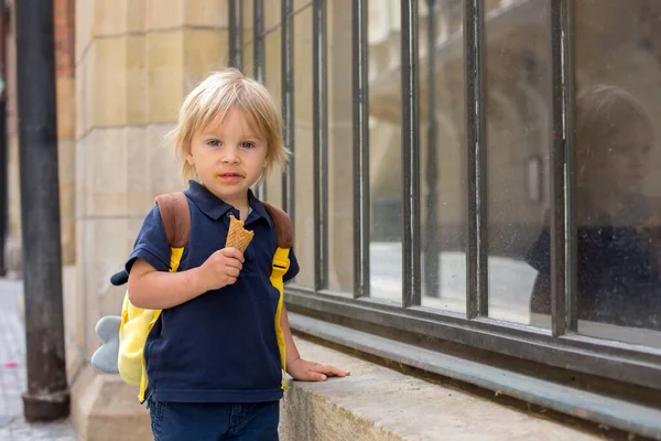 Niño Lindo Muchacho Visitar Praga Después Cuarentena Covid Comer Helado — Foto de Stock