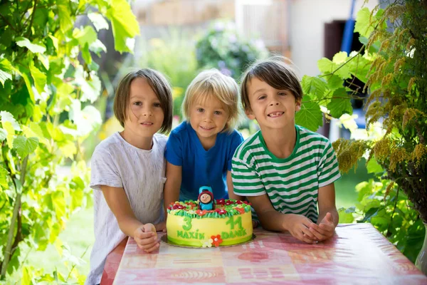 Menino Comemorando Seu Aniversário Com Irmãos Familiares Livre Jardim — Fotografia de Stock