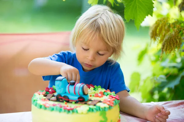 야외에서 케이크로 생일을 축하하고 어린이 — 스톡 사진