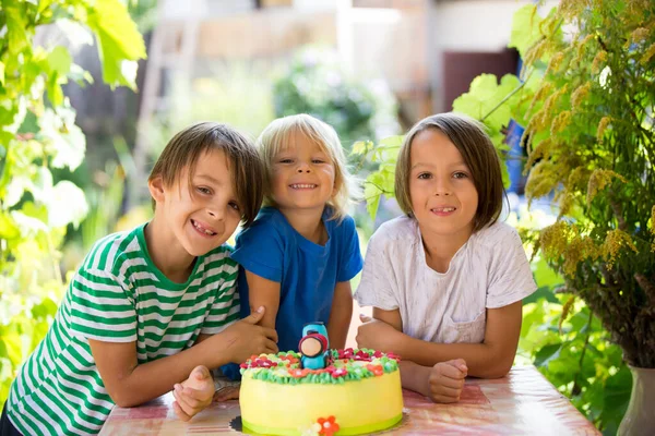 Menino Comemorando Seu Aniversário Com Irmãos Familiares Livre Jardim — Fotografia de Stock