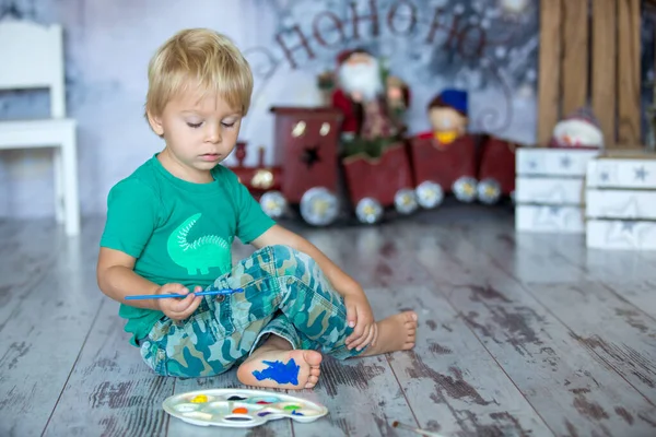 Bonito Criança Loira Menino Pintando Seus Pés Com Tintas Coloridas — Fotografia de Stock