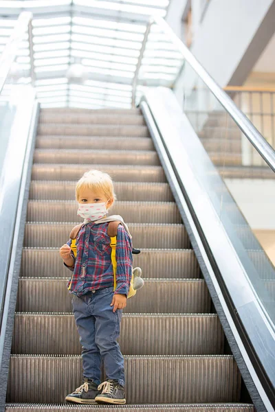 Маленький Ребенок Мальчик Носит Защитную Медицинскую Маску Торговом Центре Время — стоковое фото