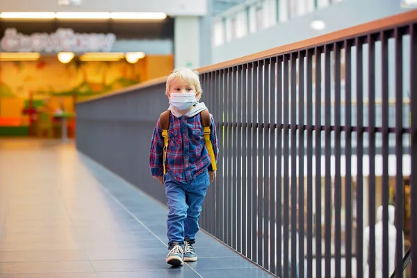 Παιδί Αγόρι Φοράει Προστατευτική Ιατρική Μάσκα Στο Εμπορικό Κέντρο Κατά — Φωτογραφία Αρχείου
