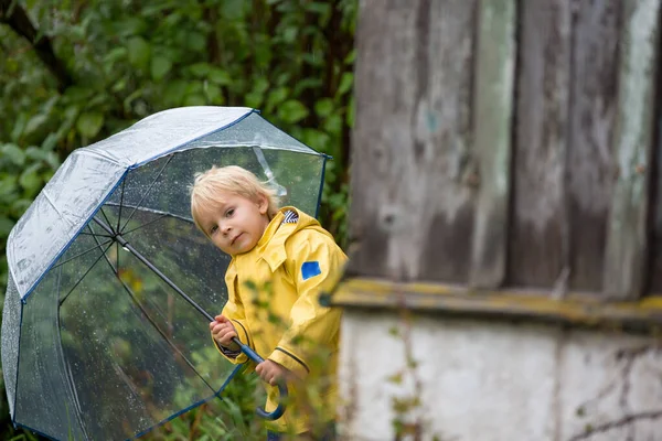 Niedliches Blondes Kleinkind Junge Spielt Regen Mit Regenschirm Einem Nebligen — Stockfoto