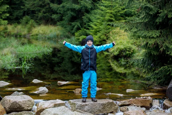 Glückliche Menschen Wald Auf Felsen Teich Spielen Regen Herbsttag — Stockfoto