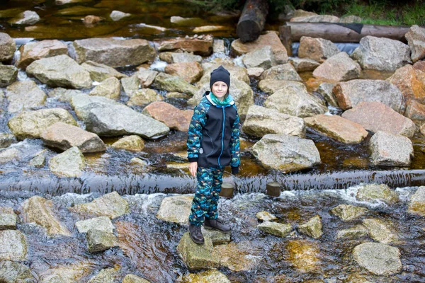 Glückliches Kind Junge Wald Auf Felsen Teich Regen Spielend Herbsttag — Stockfoto