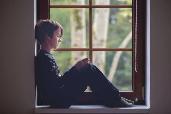 Lindo Niño Preadolescente Escuela Niño Sentado Ventana Casa Jugando Móvil —  Fotos de Stock