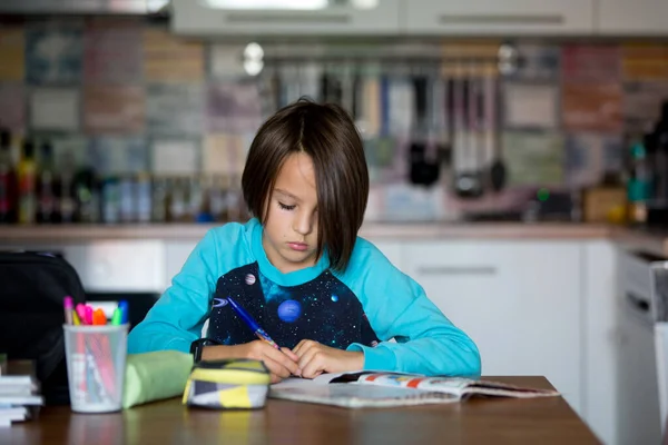 Niño Escribiendo Deberes Niño Aprendiendo Casa Durante Pandemia — Foto de Stock