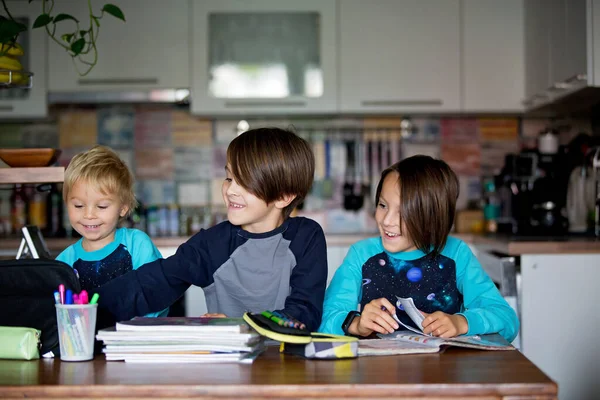 Tres Niños Hermanos Educación Hogar Escribir Deberes Durante Pandemia Covid — Foto de Stock