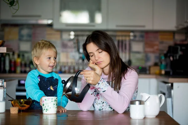 Madre Stanca Donna Che Beve Caffè Mattino Mentre Bambino Colazione — Foto Stock