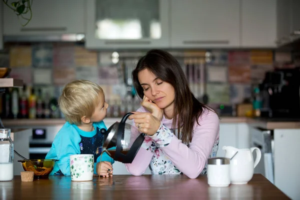 Madre Cansada Mujer Tomando Café Por Mañana Mientras Niño Desayuna —  Fotos de Stock