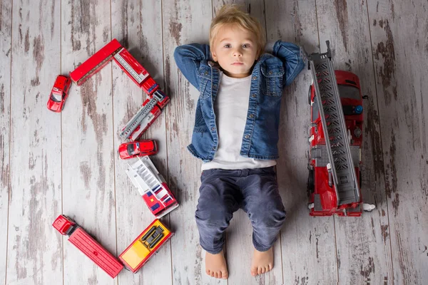 Kind Peuter Blond Jongen Spelen Met Brandweerwagens Vloer Thuis — Stockfoto