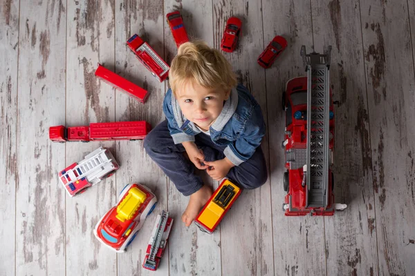 Kind Peuter Blond Jongen Spelen Met Brandweerwagens Vloer Thuis — Stockfoto