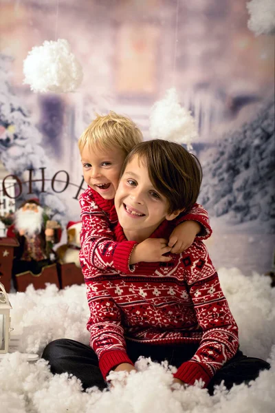 Leuke Jongens Jongens Broers Mooie Kinderen Spelen Sneeuw Buiten Kerst — Stockfoto
