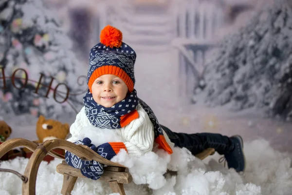 Leuke Peuter Jongen Met Winter Outfit Spelen Sneeuw Kerst Studio — Stockfoto