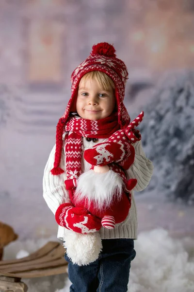 Niedlicher Kleinkind Junge Mit Winter Outfit Spielt Schnee Weihnachtsstudio Aufnahme — Stockfoto