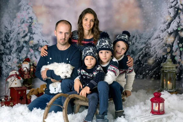 雪の中でクリスマスの写真を撮る幸せな家族 3人の子供と子犬の犬を持つ両親 — ストック写真