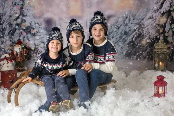 Šťastná Rodina Tři Děti Vánočních Fotkách Sněhu — Stock fotografie