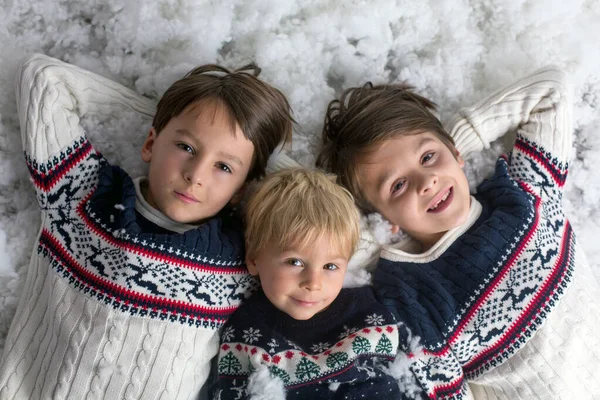 Gelukkig Gezin Drie Kinderen Met Kerstfoto Genomen Sneeuw — Stockfoto