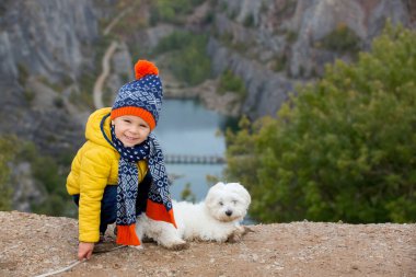 Çocuklar, Prag yakınlarında Büyük Amerika denilen Çek taş ocağının önünde poz veriyorlar.