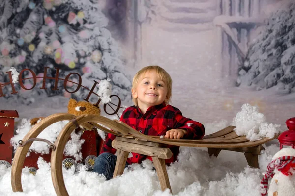 Carino Bambino Ragazzo Con Vestito Invernale Giocare Nella Neve Natale — Foto Stock