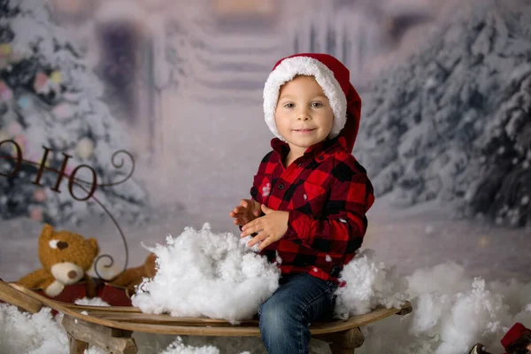 Leuke Peuter Jongen Met Winter Outfit Spelen Sneeuw Kerst Studio — Stockfoto