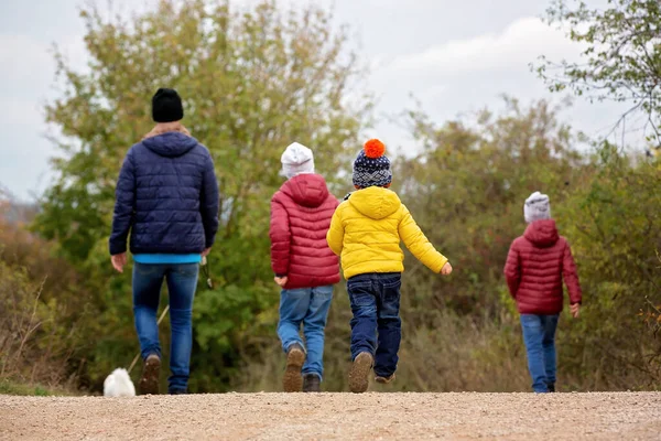 Niños Felices Corriendo Saltando Jugando Parque Otoño —  Fotos de Stock