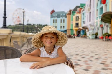 Çocuklu bir aile, Vininci 'yi ziyaret eden, Nha Trang yakınlarında bir ada, bir teleferiğe, güzel gotik lambalara, renkli evlere ve kalelere bağlı.