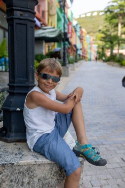 Çocuklu bir aile, Vininci 'yi ziyaret eden, Nha Trang yakınlarında bir ada, bir teleferiğe, güzel gotik lambalara, renkli evlere ve kalelere bağlı.