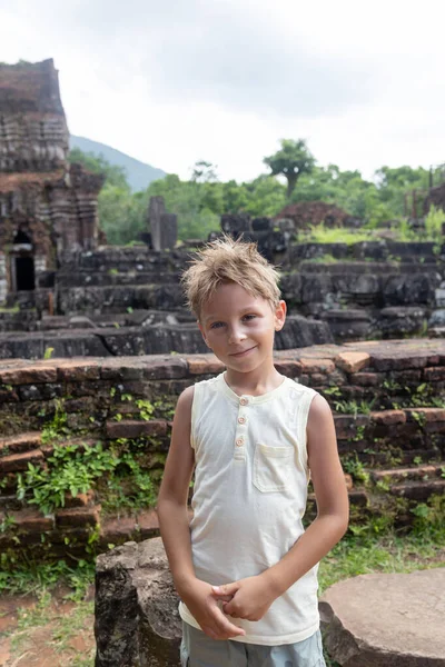 Avrupalı bir aile, Oğluma Sığınak ziyareti, ulusal miras gezisi, Vietnam 'da turizm merkezi.