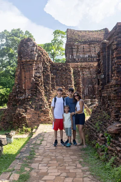 Avrupalı bir aile, Oğluma Sığınak ziyareti, ulusal miras gezisi, Vietnam 'da turizm merkezi.