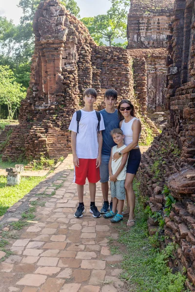 Avrupalı bir aile, Oğluma Sığınak ziyareti, ulusal miras gezisi, Vietnam 'da turizm merkezi.