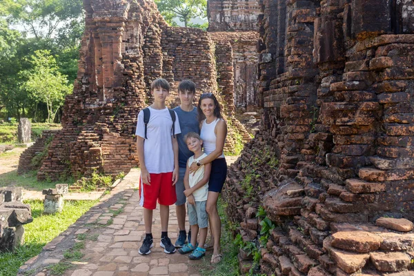 Avrupalı bir aile, Oğluma Sığınak ziyareti, ulusal miras gezisi, Vietnam 'da turizm merkezi.
