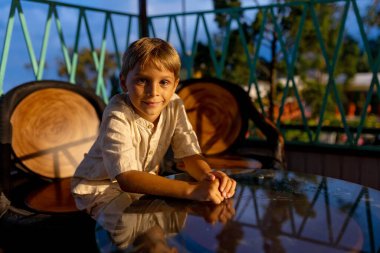 Çocuklu bir aile, Da Nang 'da altın ellerle Golden Köprüsü' nü geziyor, Ba Ha Hills 'e gidiyor, yaz mevsiminde gün batımında Vietnam' a gidiyor.