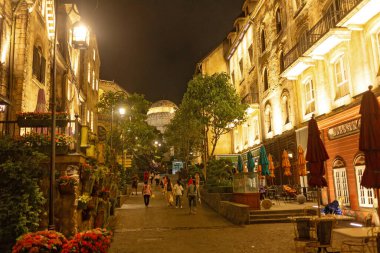 Çocuklu bir aile, Da Nang 'da altın ellerle Golden Köprüsü' nü geziyor, Ba Ha Hills 'e gidiyor, yaz mevsiminde gün batımında Vietnam' a gidiyor.