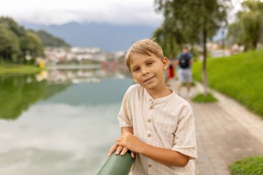 Çocuklu aile, tatlı sarışın çocuk, güneşli bir günde Sapa pirinç tarlalarını ziyaret eden.