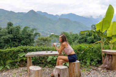 Çocuklu aile, tatlı sarışın çocuk, güneşli bir günde Sapa pirinç tarlalarını ziyaret eden.