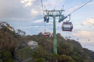 Çocuklu bir aile, Da Nang 'da altın ellerle Golden Köprüsü' nü geziyor, Ba Ha Hills 'e gidiyor, yaz mevsiminde gün batımında Vietnam' a gidiyor.