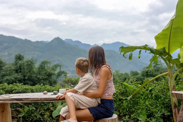 Çocuklu aile, tatlı sarışın çocuk, güneşli bir günde Sapa pirinç tarlalarını ziyaret eden.