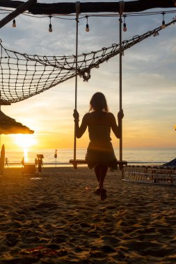 Da Nang, Vietnam sahilinde güzel bir gün doğumu. Tropik bir ülkede kumsalda hindistan cevizi palmiyeleri