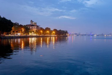 Avrupalı bir aile, Ninh Binh 'i ziyaret ediyor, yürüyüş yapıyor, bisiklete biniyor, tekne gezisine çıkıyor, Vietnam' da yaz tatilinin keyfini çıkarıyor.