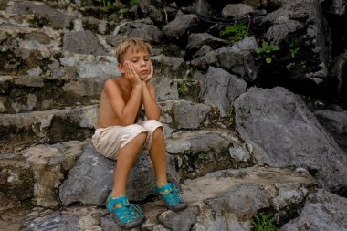 Avrupalı bir aile, Ninh Binh 'i ziyaret ediyor, yürüyüş yapıyor, bisiklete biniyor, tekne gezisine çıkıyor, Vietnam' da yaz tatilinin keyfini çıkarıyor.