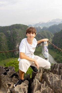 Avrupalı bir aile, Ninh Binh 'i ziyaret ediyor, yürüyüş yapıyor, bisiklete biniyor, tekne gezisine çıkıyor, Vietnam' da yaz tatilinin keyfini çıkarıyor.