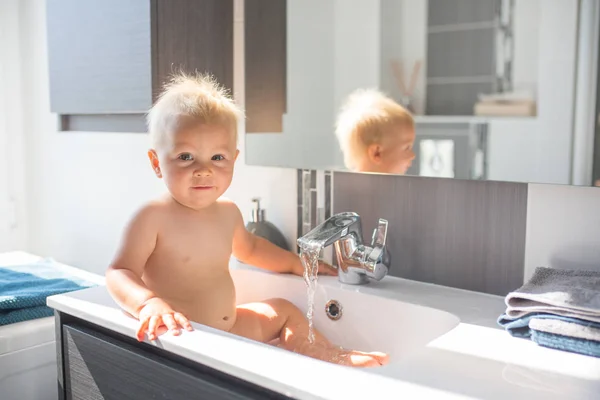 Bebe Tomando Banho No Lavatorio Crianca Brincando Com Espuma E Bolhas De Sabao No Banheiro Ensolarado Bebe Tomando Banho No Lavatorio Crianca Brincando Com Espuma E Bolhas De Sabao No Banheiro Ensolarado
