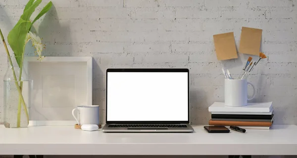 Ofis malzemeleriyle boş ekran dizüstü bilgisayarı açın