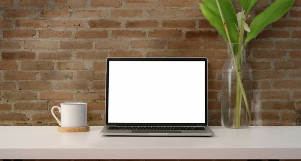 Beyaz ahşap masa üzerinde boş ekran dizüstü bilgisayar — Stok fotoğraf